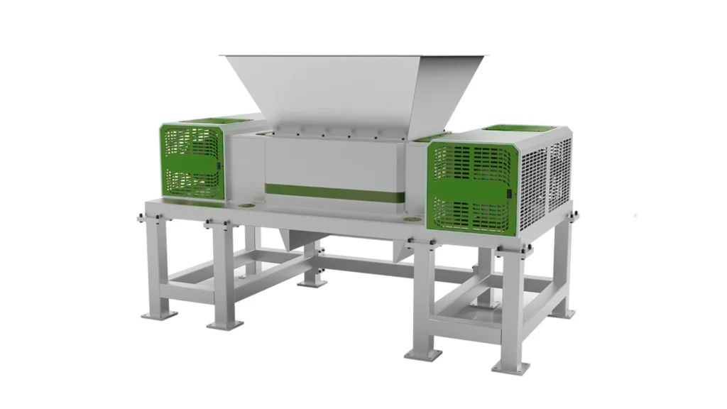 En dobbelt-akslet makuleringsmaskine med et robust industrielt design. Maskinen har en stor fodertragt i toppen for nem læsning af materialer. Den har to robuste skæreskafter anbragt i en solid ramme, og siderne er dækket af grønne beskyttelsesgitre. Denne makuleringsmaskine er designet til effektiv og effektiv behandling af forskellige materialer, hvilket gør den ideel til industriel genbrug og affaldshåndtering. Maskinens konstruktion lægger vægt på holdbarhed, sikkerhed og høj ydeevne.