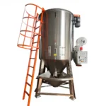 uma máquina de mistura e secagem vertical, comumente usada em ambientes industriais para misturar e processar vários materiais. Este equipamento apresenta um grande tanque cilíndrico com fundo cônico, montado em uma estrutura de metal robusta. Inclui um conjunto de escadas de segurança para acesso, um painel de controle eletrônico para gerenciamento operacional e possivelmente acessórios adicionais para funções específicas, como aquecimento ou resfriamento. O maquinário é projetado para eficiência e segurança, adequado para manusear uma ampla gama de materiais em processos que exigem mistura precisa e secagem controlada.