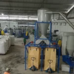 Interior de una fábrica industrial con línea de lavado y reciclaje de botellas PET de 1000-1500 kg/h