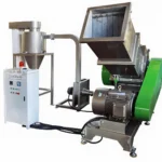 Mașină industrială de granulat plastic cu panou de control atașat și buncăr de alimentare mare, utilizată pentru reciclarea materialelor plastice în granule.