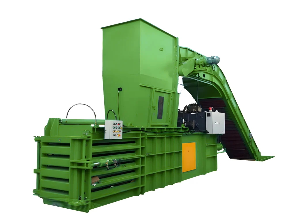 Empacadora horizontal automatizada con transportador, diseñada para operaciones de reciclaje eficientes.