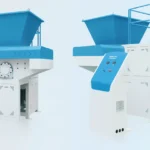 Dva pohledy na průmyslový jednoosý drtič určený pro měkké materiály a plastové fólie, zobrazující násypný koš, ovládací panel a přístupovou plošinu.
