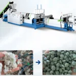 Kunststofrecyclingmachine die versnipperd kunststof omzet in groene pellets.