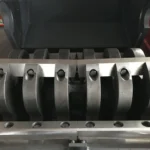 Industrielle Schredderklingen für Hochleistungs-Recyclinggeräte mit Metallschneidemechanismus.