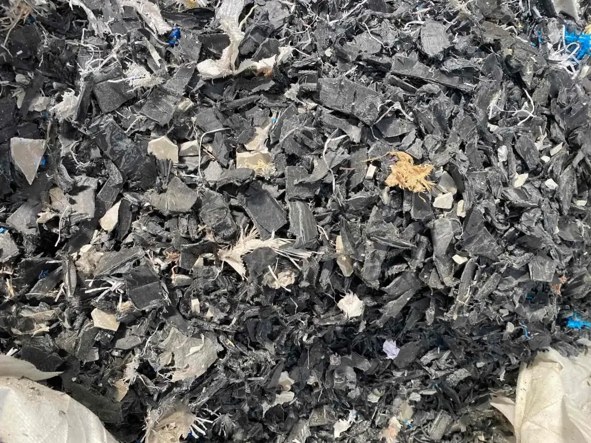 Shredded HDPE pipe material output