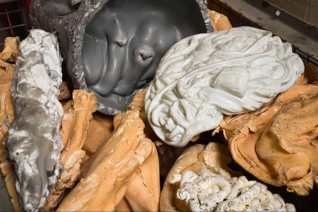 Déchiquetage de morceaux de plastique dur