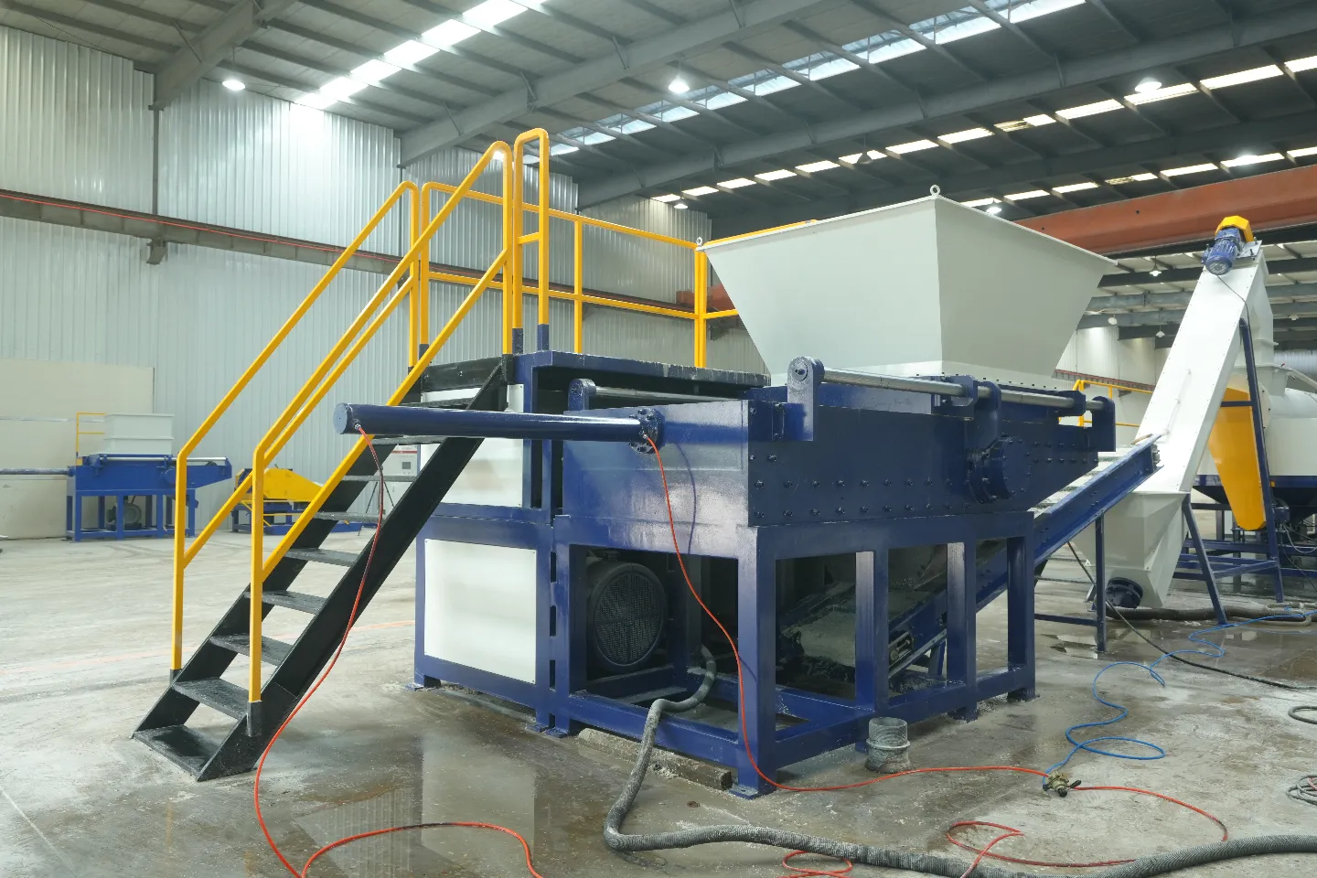 Plastic recycling single-shaft shredder installation — Indonesia