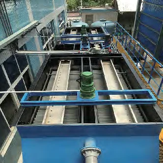 Internal inclined plate pack and water collection zone
