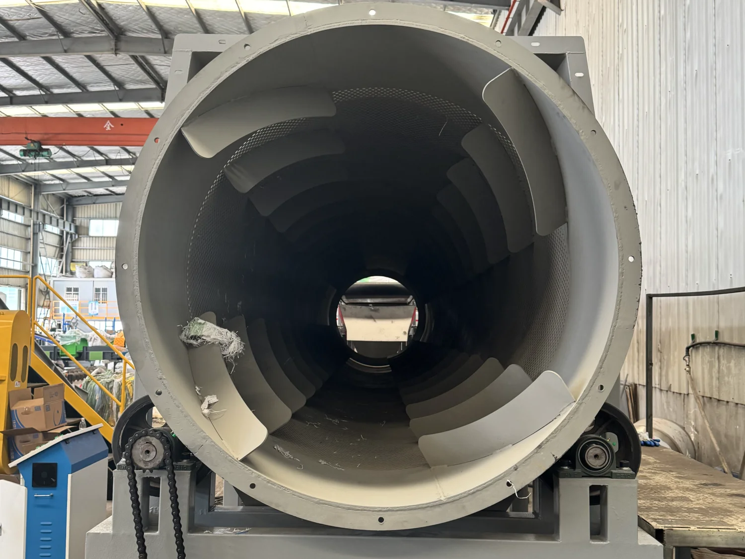 Trommel screen recycling machine for material separation