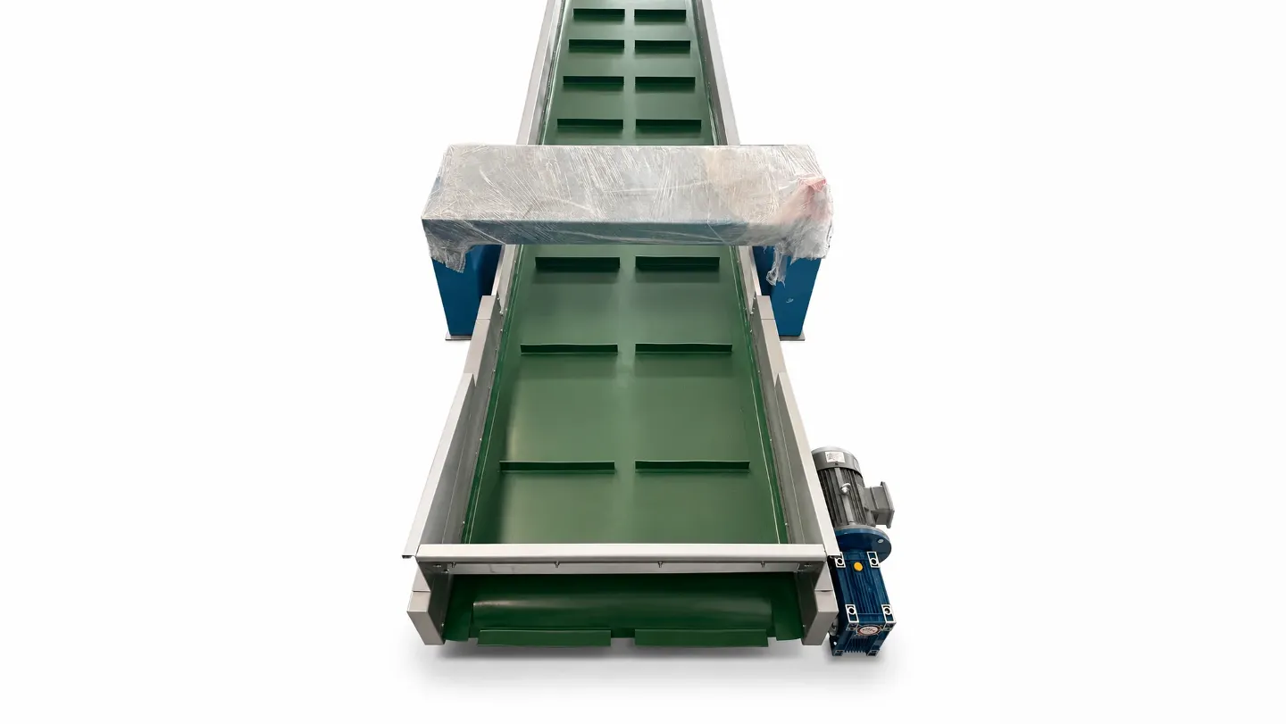 Inclined belt conveyor with metal detector gate for plastic recycling line