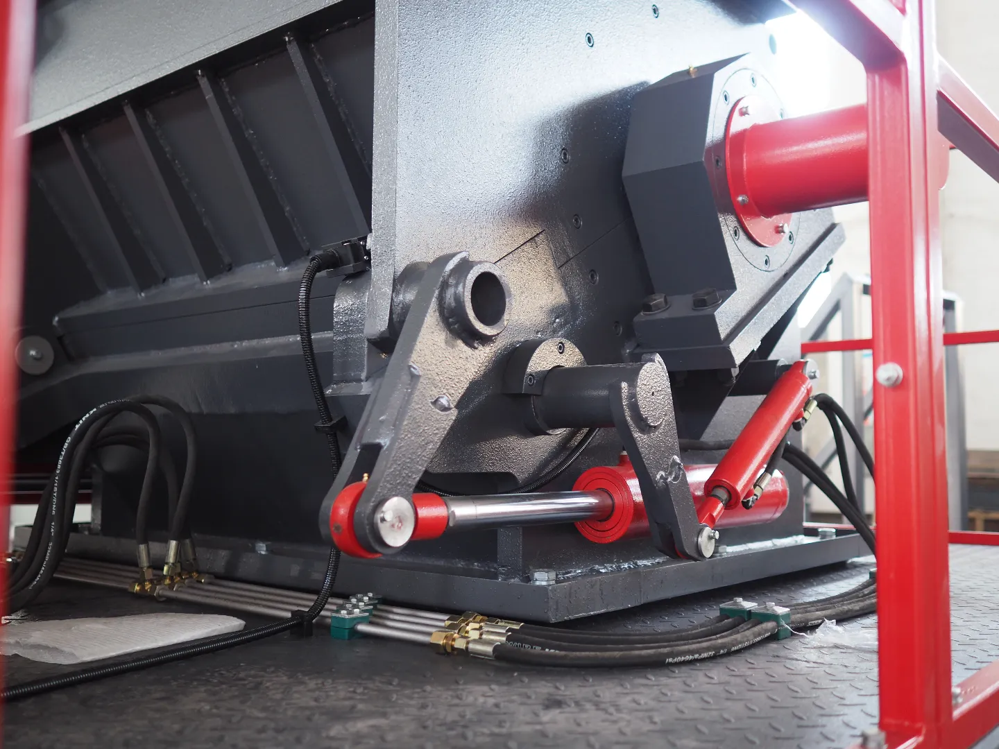Hydraulic cutting chamber opening system on an extra large rigid plastic crusher