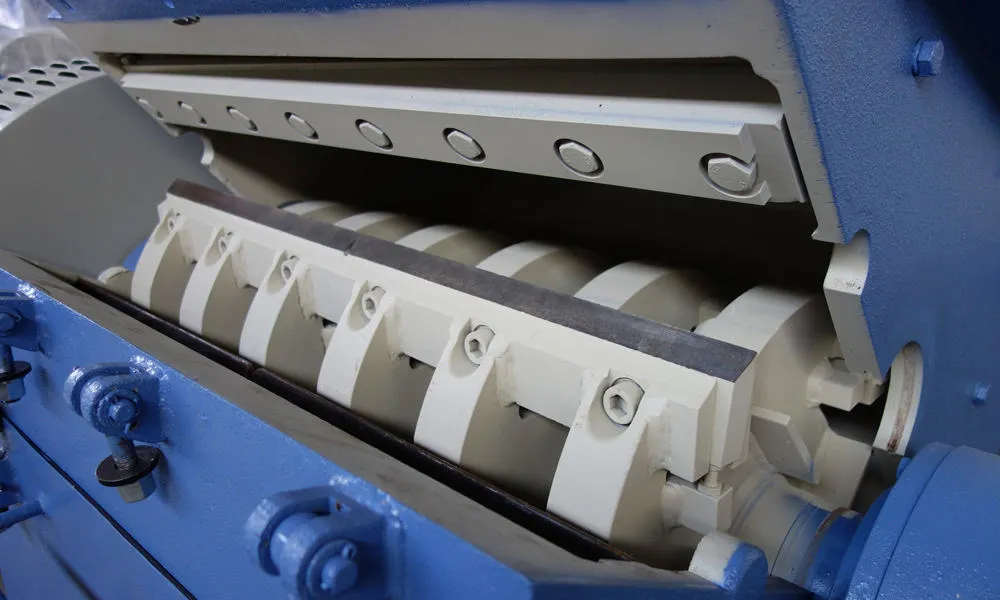 Industrial plastic crusher rotor and fixed blade assembly