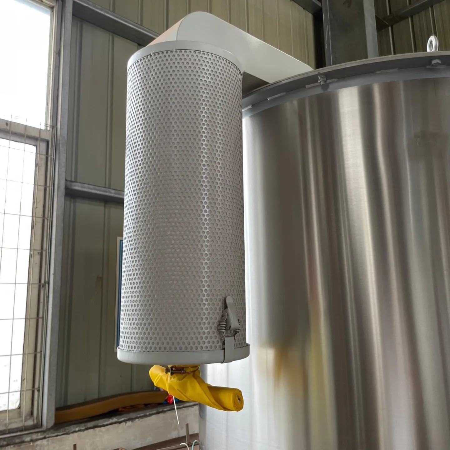 Vertical mixing dryer air filter and hot air circulation component