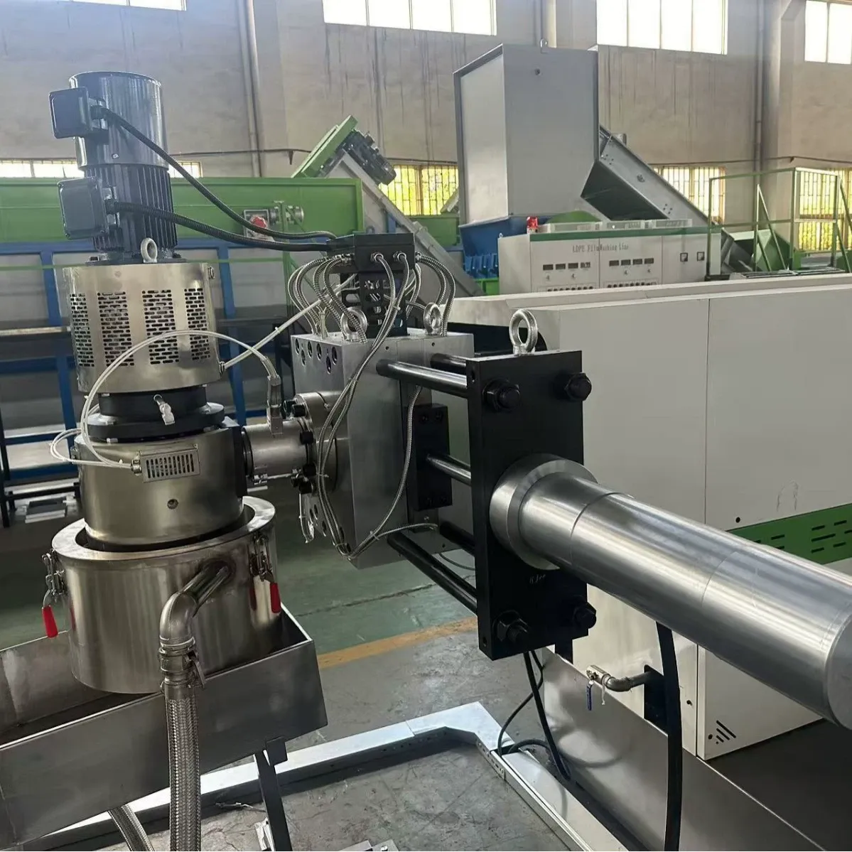 Vertical water ring pelletizer cutting head and screen changer on a plastic film recycling line