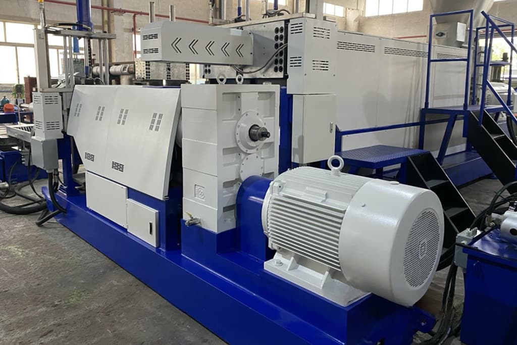 Detailansicht eines zweistufigen Extruders für Hartkunststoffgranulat.
