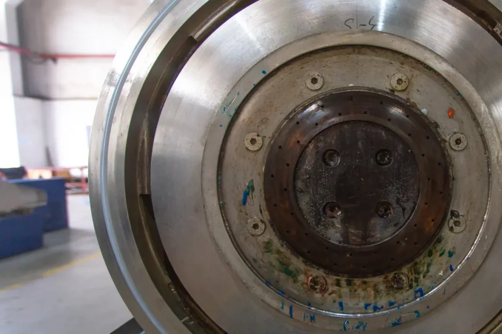 Vue latérale d'une granuleuse à anneau d'eau pour sacs tissés et films