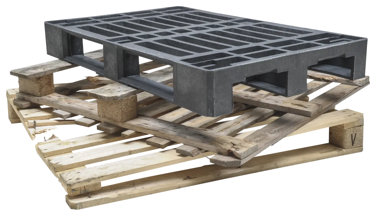 wood pallets ready for waste wood single-shaft shredding