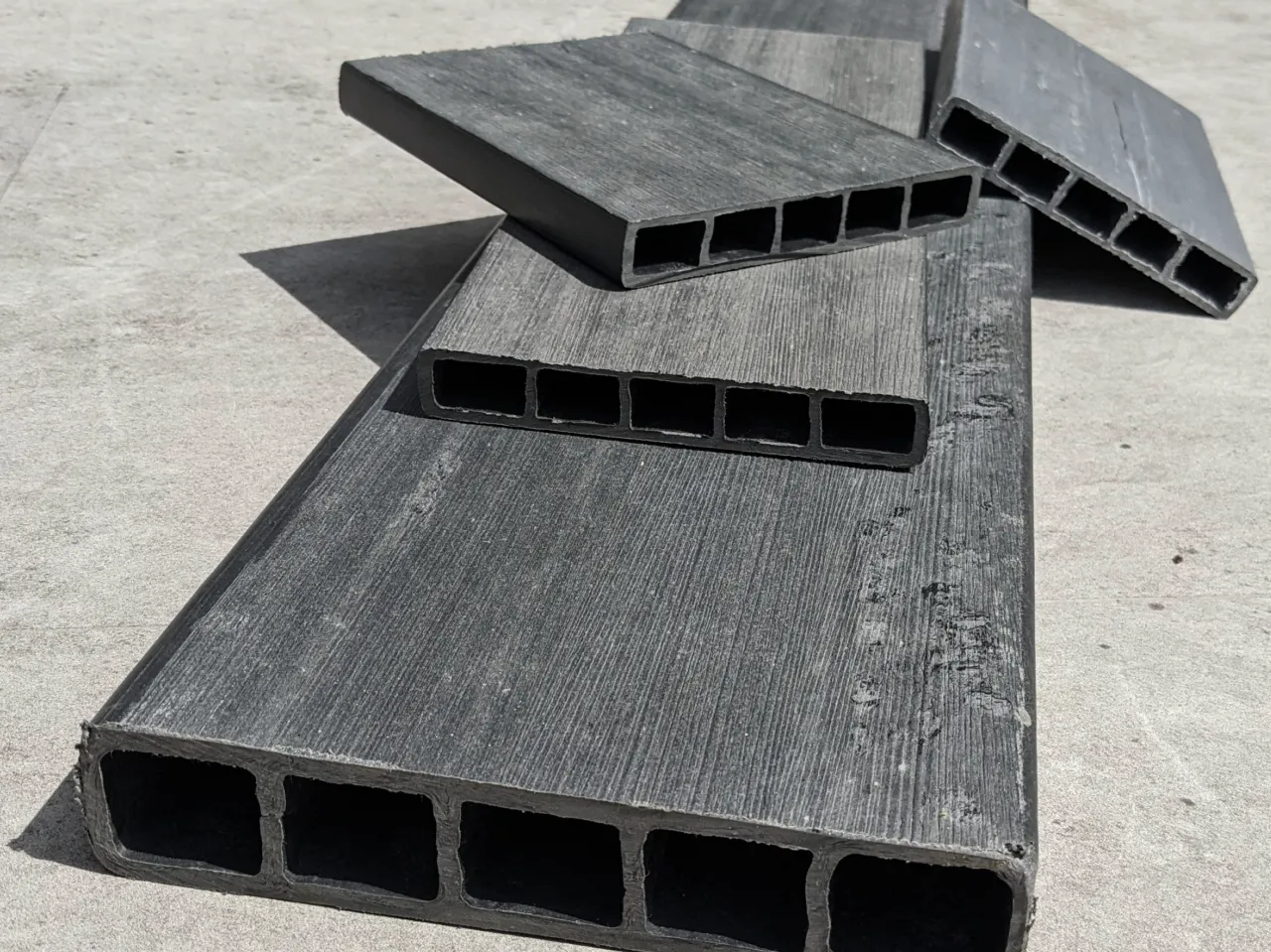 Rigid plastic hollow profiles and production scrap for shredding